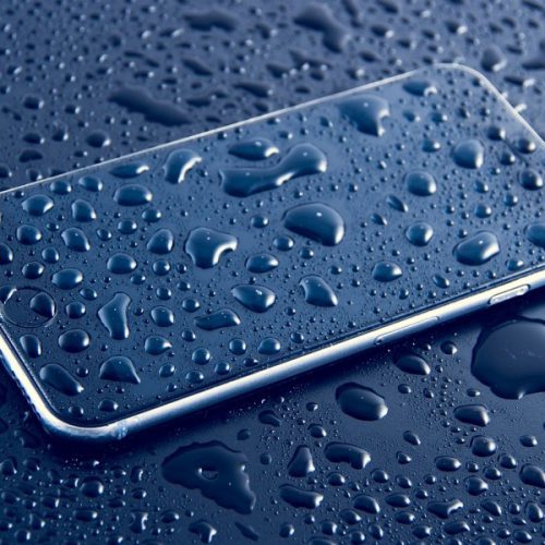 Jak wysuszyć telefon po zalaniu?